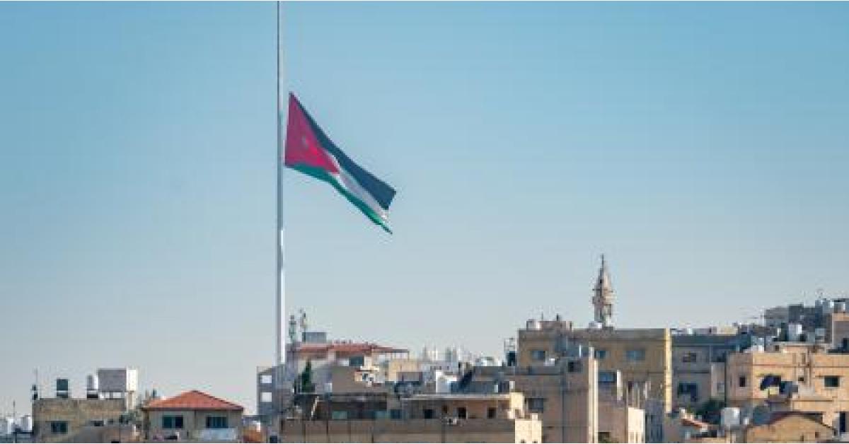 الديوان الملكي ينكس علم السارية حدادا على ضحايا بيروت