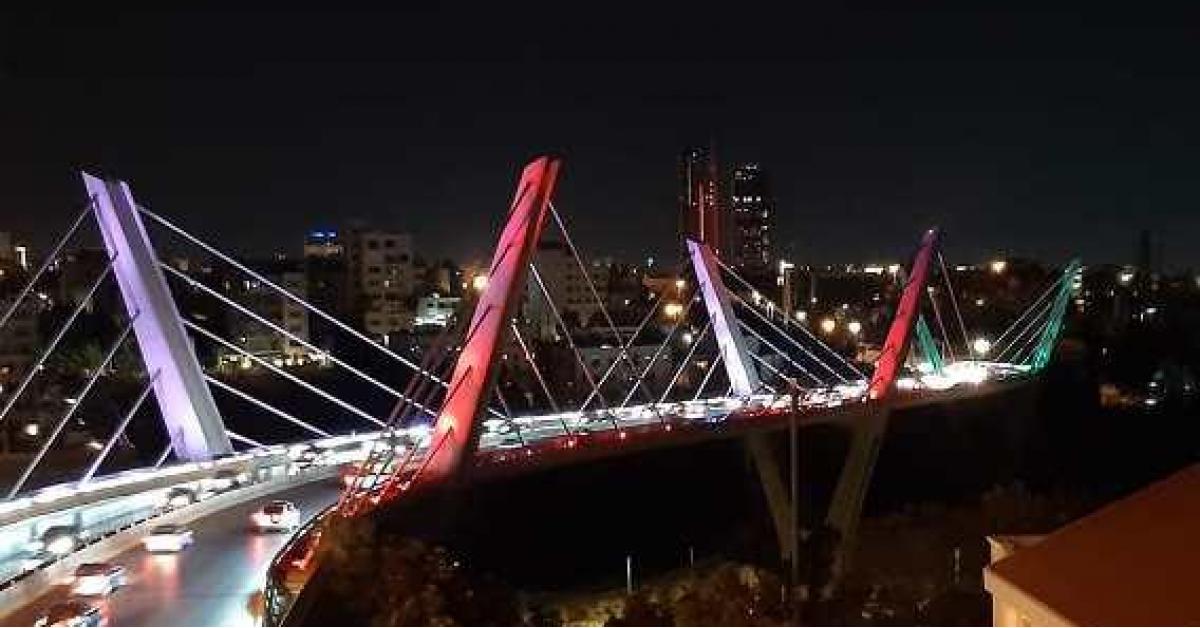 إنارة جسر عبدون بألوان العلم اللبناني