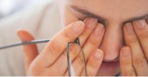 أهم الفيتامينات لحماية عينيك من الجفاف