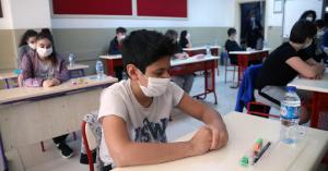 حجاوي: ارتداء الكمامة لساعتين يصيب الطلبة بالكسل