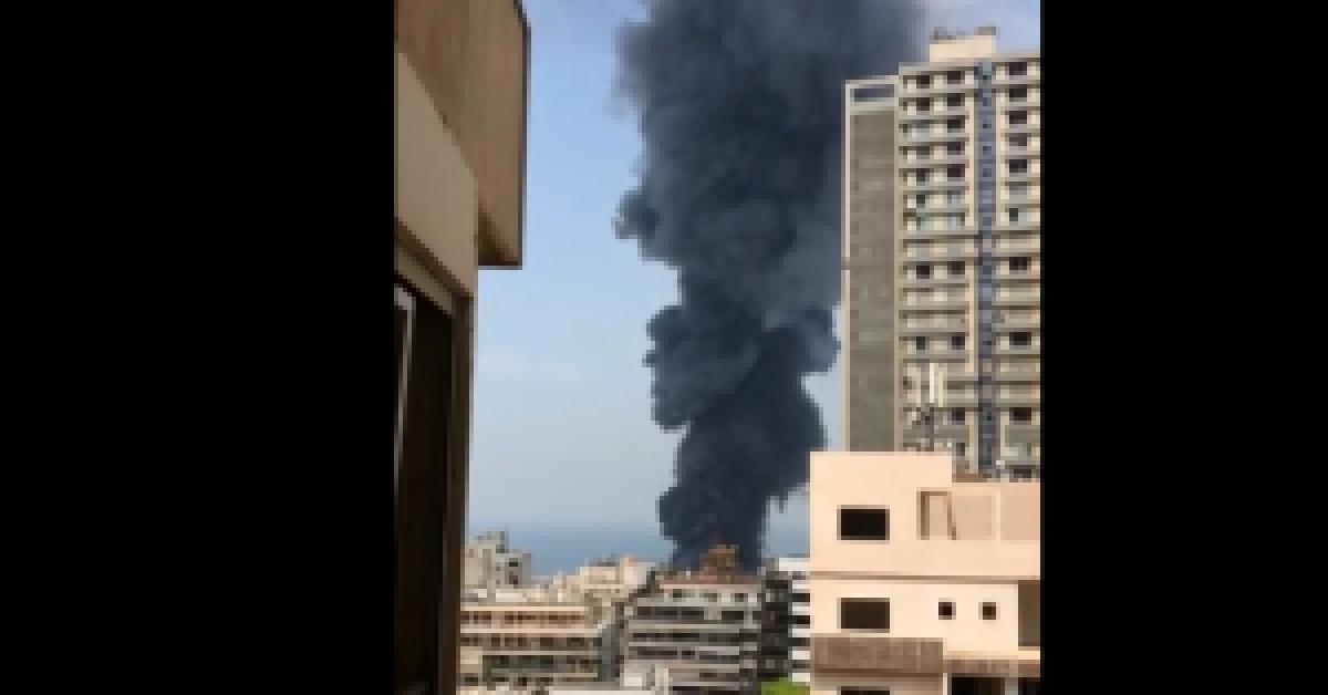 بالفيديو .. اندلاع حريق ضخم في مرفأ بيروت
