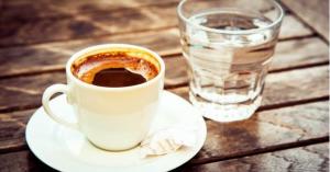 ما هو سر تقديم كوب ماء مع فنجان القهوة؟