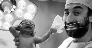 مولود ينزع الكمامة عن وجه الطبيب