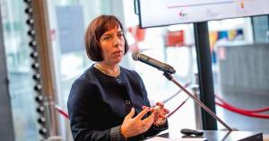 وزيرة إستونية تعترف باستخدام سيارة الحكومة لتوصيل أبنائها وتستقيل