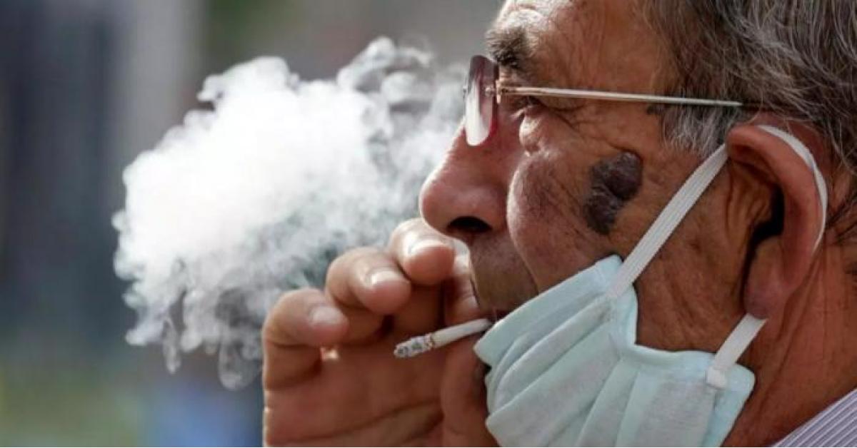 طبيب أردني يدعو لحظر التدخين في الأماكن العامة بالأردن
