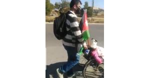 مواطن يخرج من إربد لعمان سيراً على الأقدام للحصول على علاج لابنته