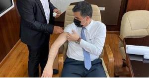 وزير بالحكومة يتلقى اللقاح الصيني