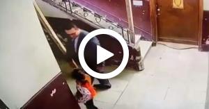 كاميرا مراقبة تنقذ طفلة من وحش بشري في اللحظة المناسبة.. فيديو