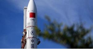 الصين تطلق صاروخاً حاملاً للأقمار الصناعية