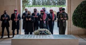 الديوان الملكي ينشر فيديو لجلالة الملك عبدالله الثاني يظهر إلى جانبه الأمير حمزة احتفالا بمئوية الأردن