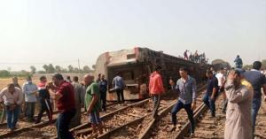 ضحايا بخروج قطار عن سكته في مصر - صور