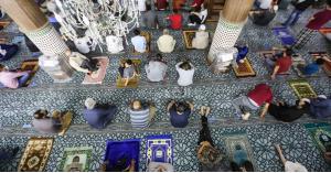 بعد انقطاع أكثر من شهر.. الأردنيون يصلون الجمعة في المساجد