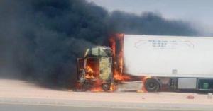 الدفاع المدني يخمد حريق شاحنة محملة بالمركبات في محافظة العقبة