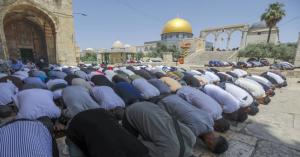 "أوقاف القدس": توافد المصلين لأداء صلاة الجمعة الأخيرة من رمضان
