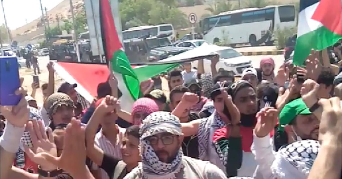 لليوم الثاني .. أردنيون يحتشدون قرب الحدود