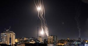 كتائب القسام تطلق عشرات الصواريخ على تل أبيب وضواحيها