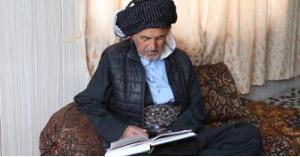 مسن عراقي يتعلم القراءة في عمر الـ 83