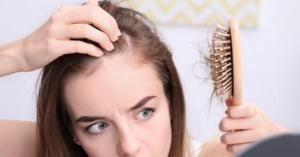 أسباب تساقط الشعر عند النساء .. قد تكون مرضية تستدعي العلاج
