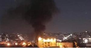 حريق ضخم في الجامعة الأردنية ورئيس الجامعة يعلق.. صور