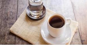 ما سر تقديم كوب الماء مع فنجان القهوة؟