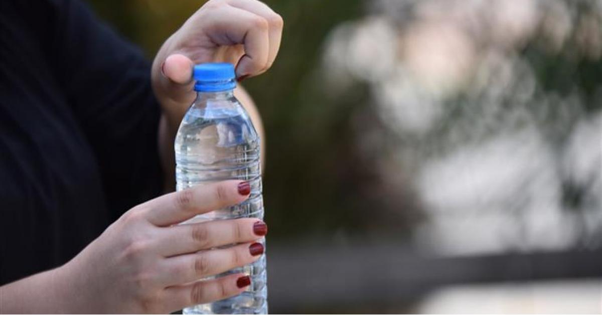 متى يجب التخلص من زجاجات المياه البلاستيك؟