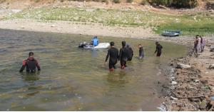 فرق الدفاع المدني والشرطة تتعامل مع بلاغ لغرق شخص في سد الملك طلال.. صور