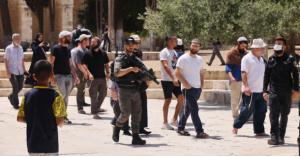 عشرات المستوطنين المتطرفين يقتحمون الأقصى بحراسة شرطة الاحتلال