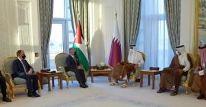 الملك يجري مباحثات مع أمير دولة قطر في الدوحة