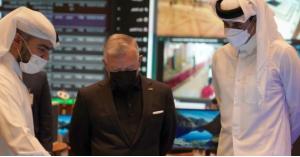الملك يطلع على غرفة عمليات أمن بطولة كأس العالم في قطر