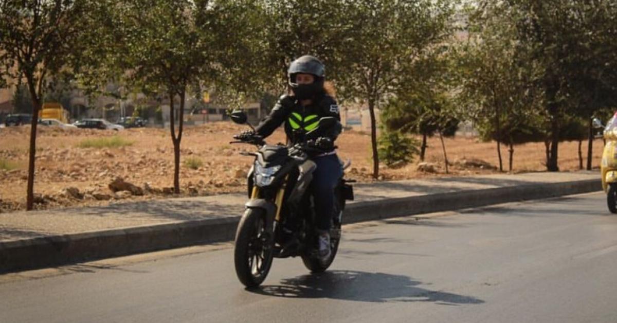 ياسمين قدورة أول فتاة أردنية تقود الدراجات النارية داخل الحلبات.. صور