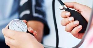 طبيب بريطاني يكشف طريقة غريبة لخفض ضغط الدم والسكر
