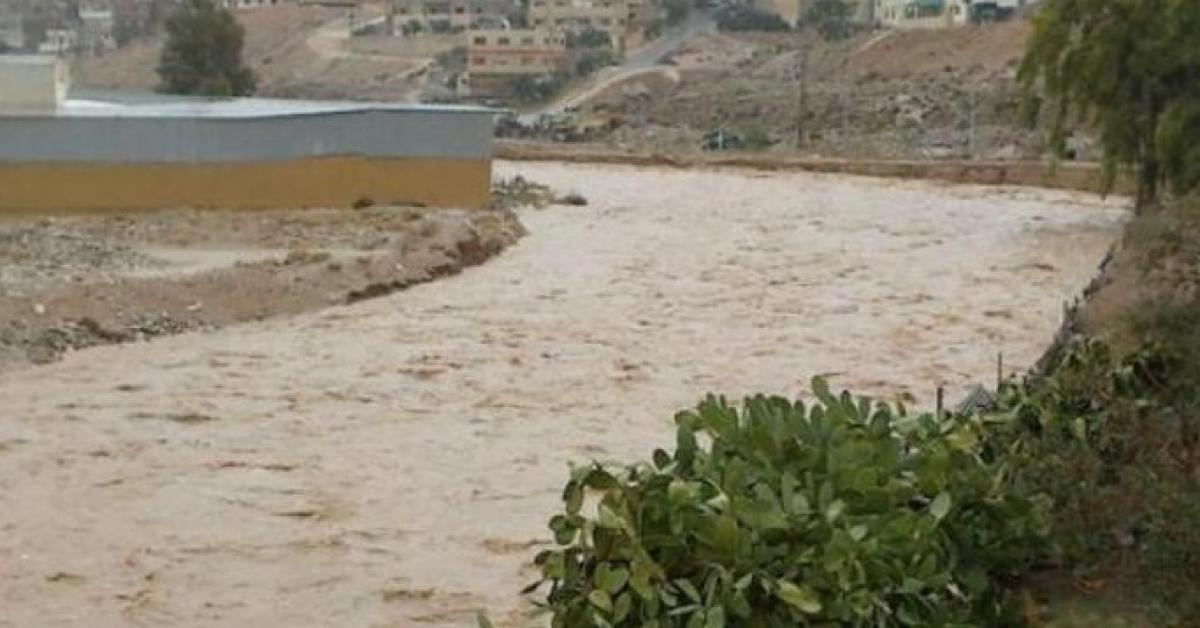 إنقاذ أشخاص حاصرتهم المياه على جسر وادي القمر