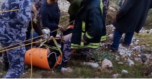 فرق الدفاع المدني تنقذ مواطنا سقط من مقطع صخري بعد ساعات عمل متواصلة