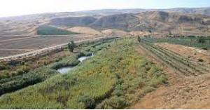 “الأراضي” تنفي إصدار قانونٍ لتوزيع أراضٍ على الأردنيين