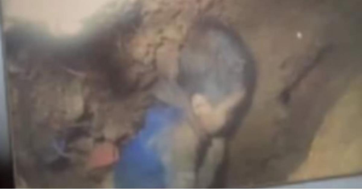 فيديو لا يحتمل.. طفل يئن ببئر سحيقة منذ أيام يهز الوطن العربي