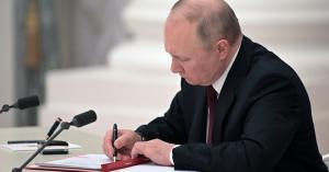 بوتين يوقع مرسومين للاعتراف باستقلال دونيتسك ولوغانسك عن أوكرانيا