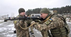 أوكرانيا تطلب كل من يقدر على حمل السلاح الانضمام للقتال