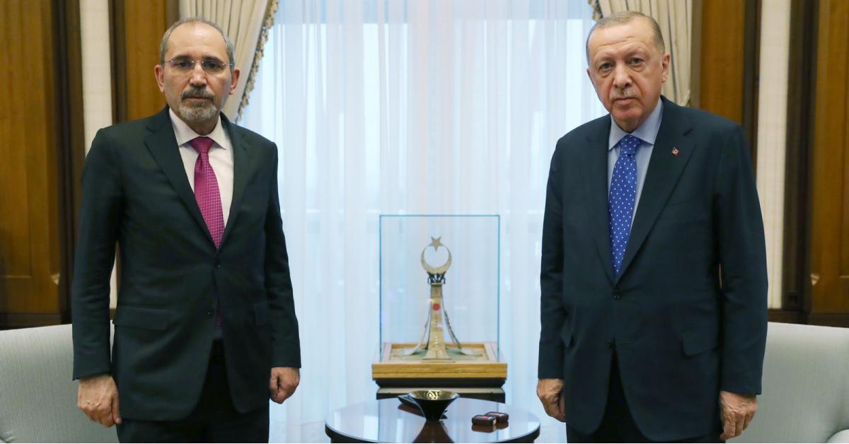 الصفدي يسلّم رسالةً من الملك إلى أردوغان