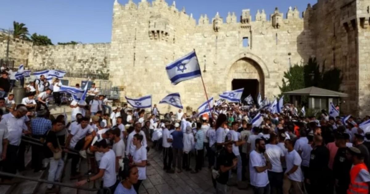 عاجل : تصاعد التوتر في القدس الآلاف يشاركون في مسيرة الأعلام الاسرائيلية