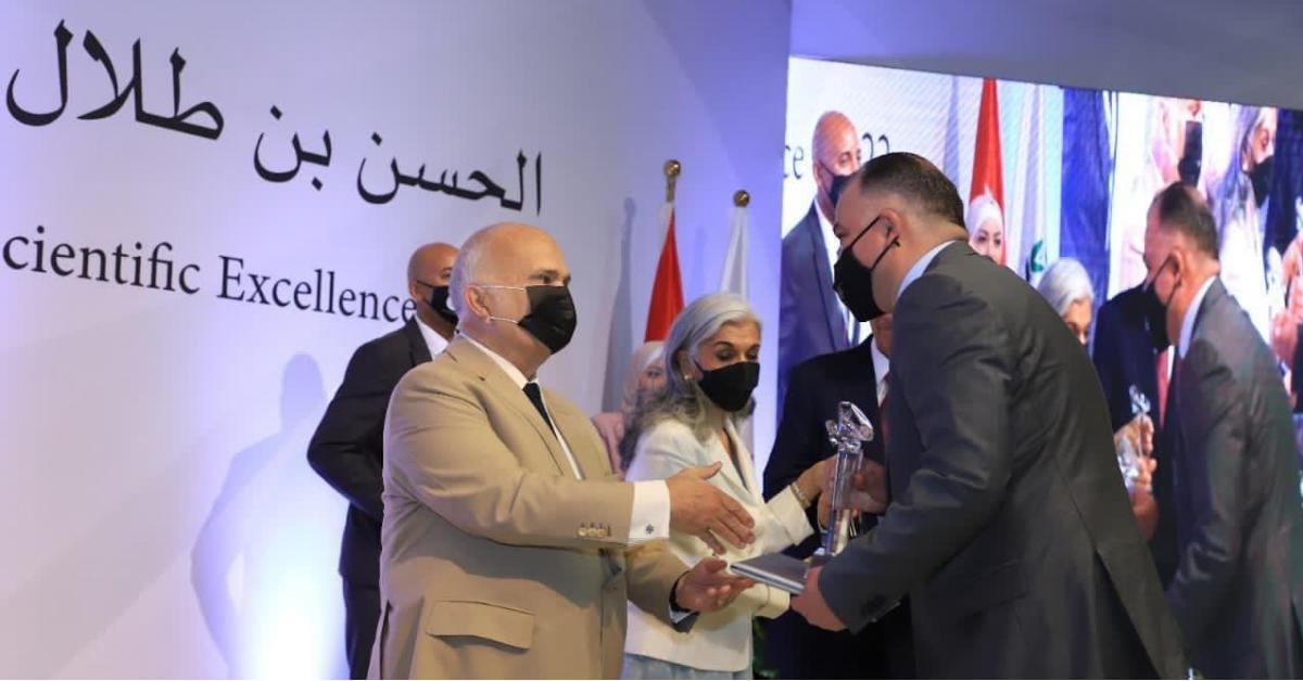 مدير الامن الوقائي يتسلم جائزة الحسن بن طلال للتميّز العلمي للعام 2022