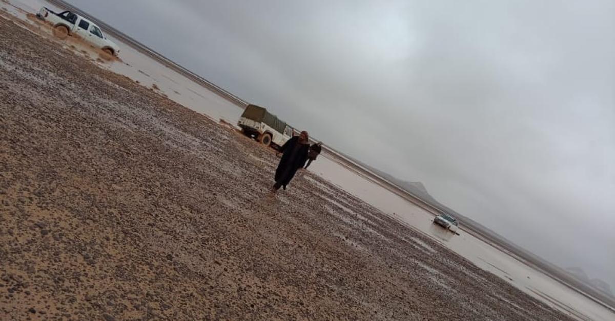 هجانة الأمن العام تنقذ مواطنين ومركبات داهمتها السيول في منطقة باير