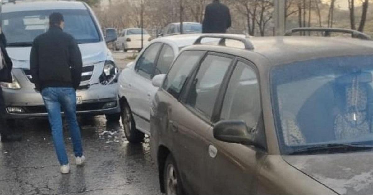 أزمة مرورية على شارع الأردن بسبب تصادم 10 مركبات