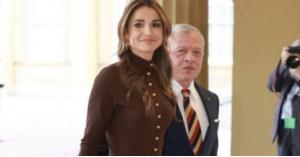 الملكة رانيا تنشر صورة برفقة الملك في قصر باكنغهام