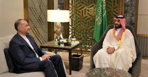 ولي العهد السعودي يلتقي وزير خارجية إيران في جدة