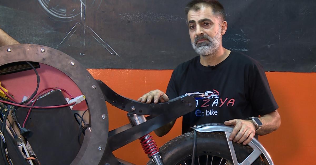 قصة نجاح عبد الله الغباري يتمكن من صناعة دراجة كهربائية صديقة للبيئة 