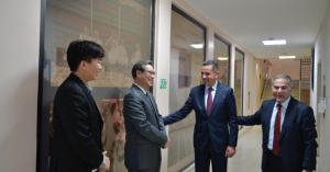 السفير الكوري يزور مدارس الجودة الأمريكية