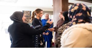 الملكة رانيا تطلع على تجارب سيدات وشباب في العمل التنموي والسياحي