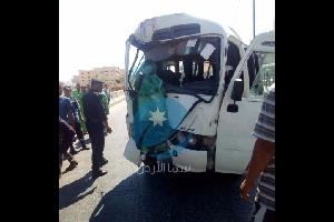 وقع صباح اليوم الاربعاء حادث تصادم بين مركبة صغيرة مع حافلة نقل ركاب على طريق اوتستراد الزرقاء عمان