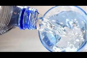 ينصح الناس في العادة بشرب الماء قبل تناول الطعام، على اعتبار أن ذلك يملأ المعدة ويمنح إحساسا بالشبع، لكنهم يحذرون من الشرب وسط الأكل أو بعده
