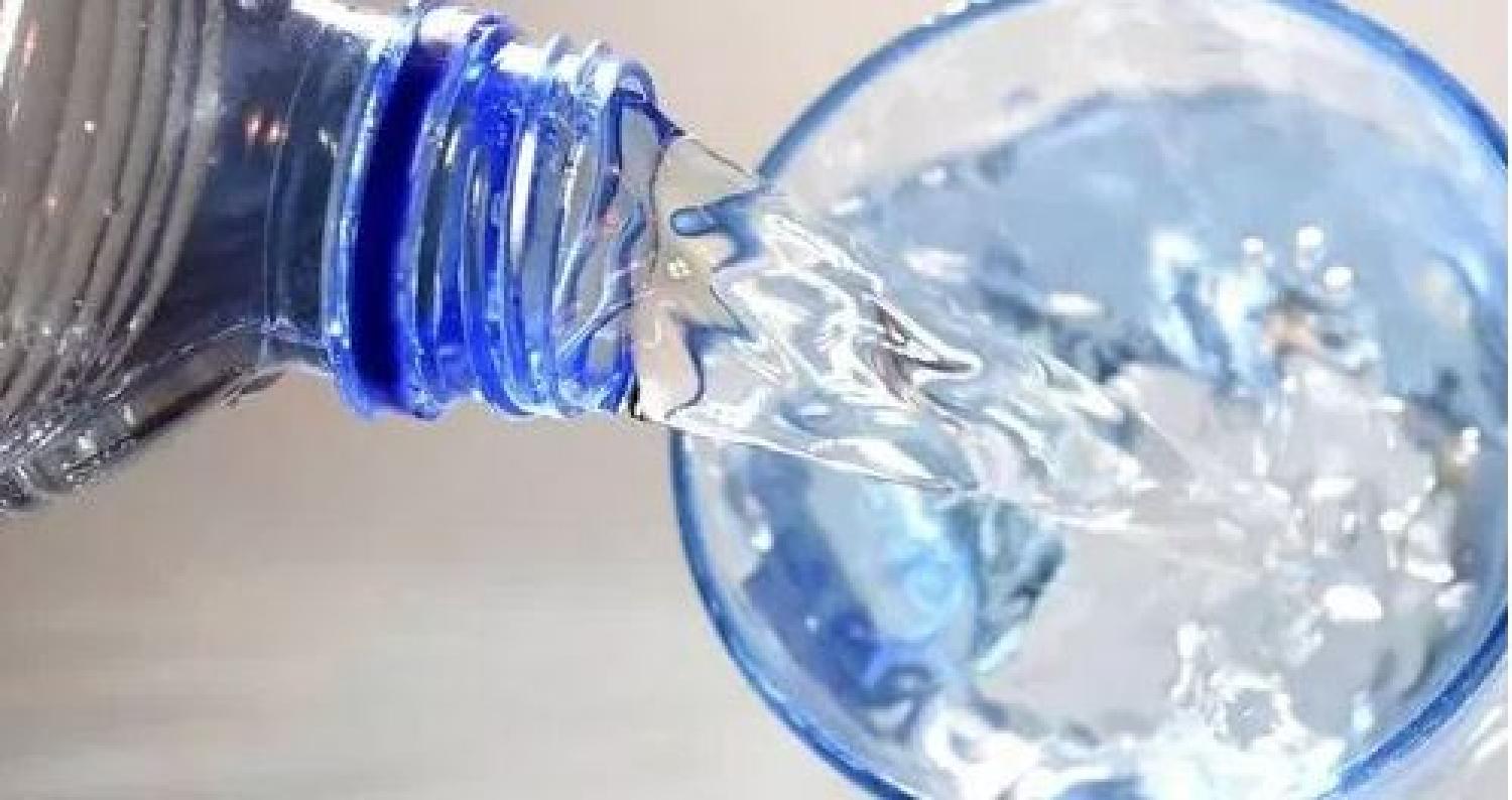 ينصح الناس في العادة بشرب الماء قبل تناول الطعام، على اعتبار أن ذلك يملأ المعدة ويمنح إحساسا بالشبع، لكنهم يحذرون من الشرب وسط الأكل أو بعده